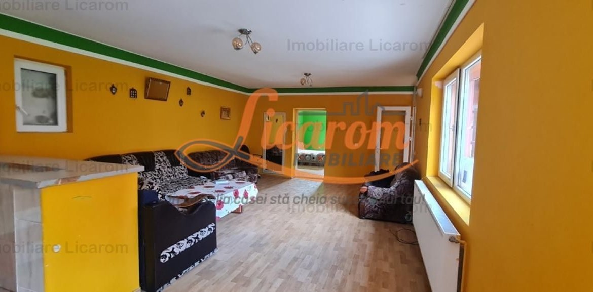 Casa individuala cu 2 apartamente, 6 camere,teren 403 mp,ASTRA.