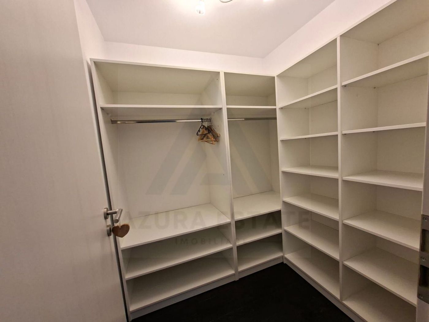 Penthouse modern 101 mp 2 bai terase 40 mp si 2 parcari pe Dna Stanca