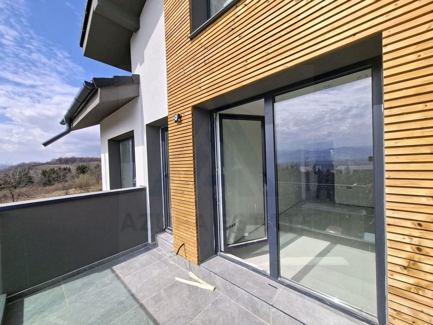 Apartament premium 61.4 mp utili 3 camere 2 bai curte 50 mp Cristian