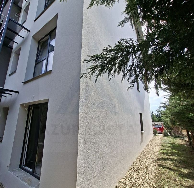 Apartament premium 61.4 mp utili 3 camere 2 bai curte 50 mp Cristian