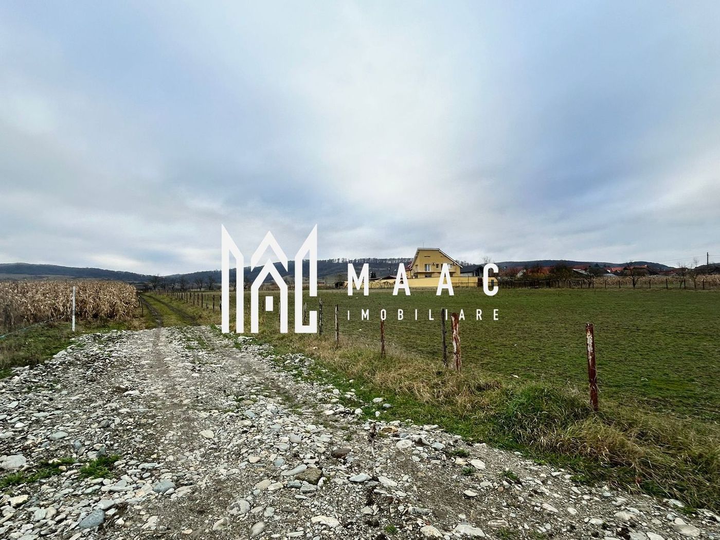 Teren intravilan | 860 mp | Deschidere 16 m | Priveliște montană | Bradu