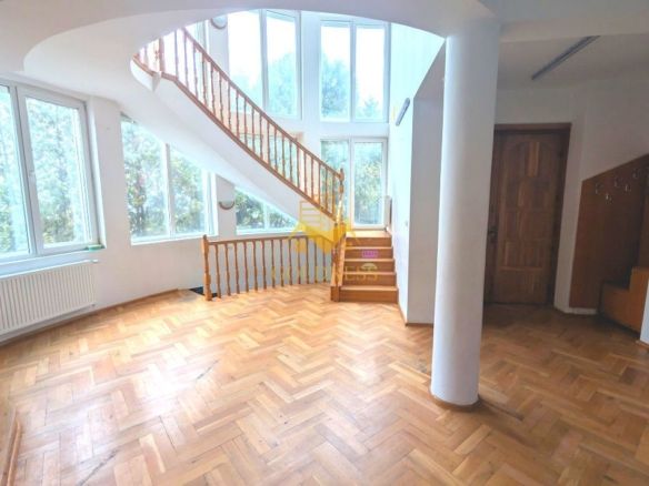 Casa/Spatiu de birou,Andrei Muresanu, 9 Camere,10 Parcari,Curte 2000mp