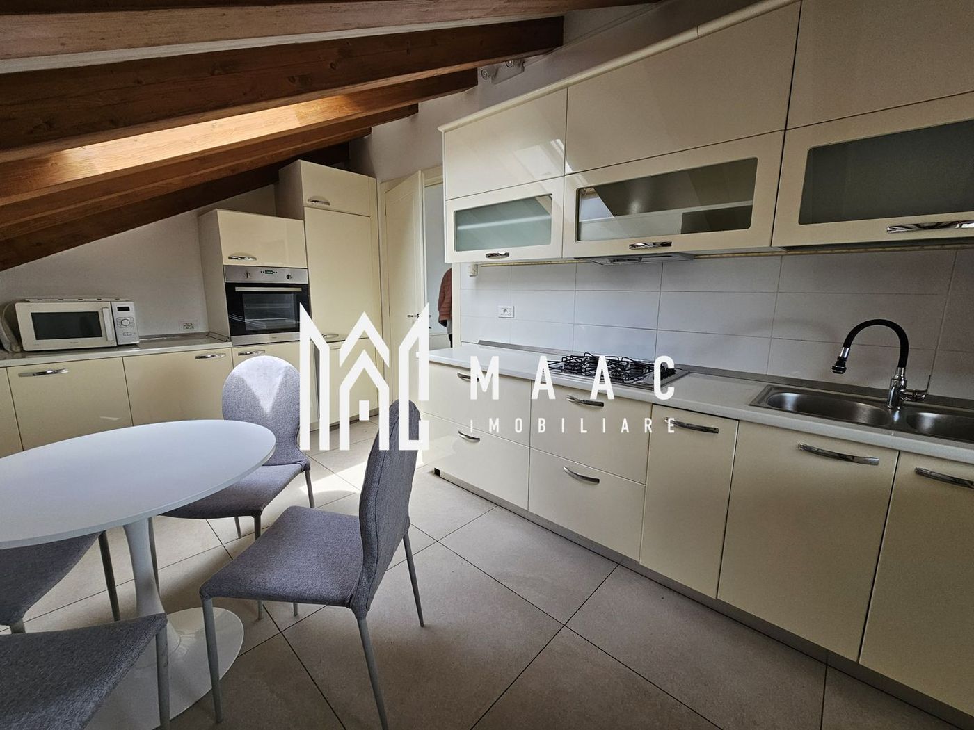 Apartament 3 camere | Etaj 4 | Lift | Calea Dumbravii