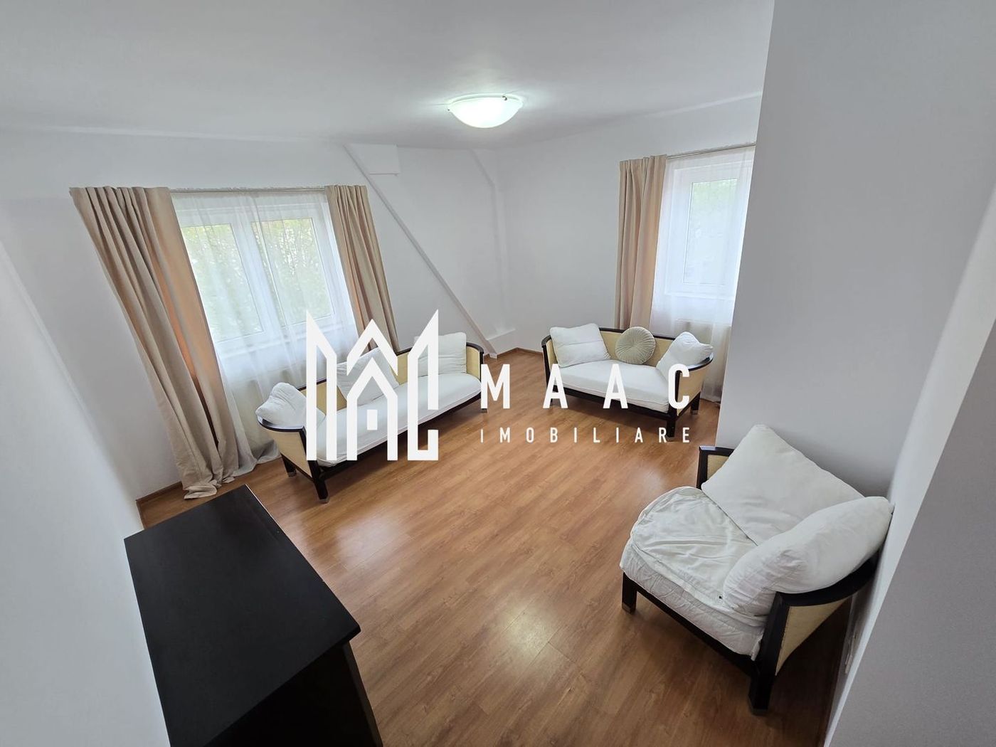 Apartament 3 camere decomandate 2 bai etaj 3 Zona Terezian