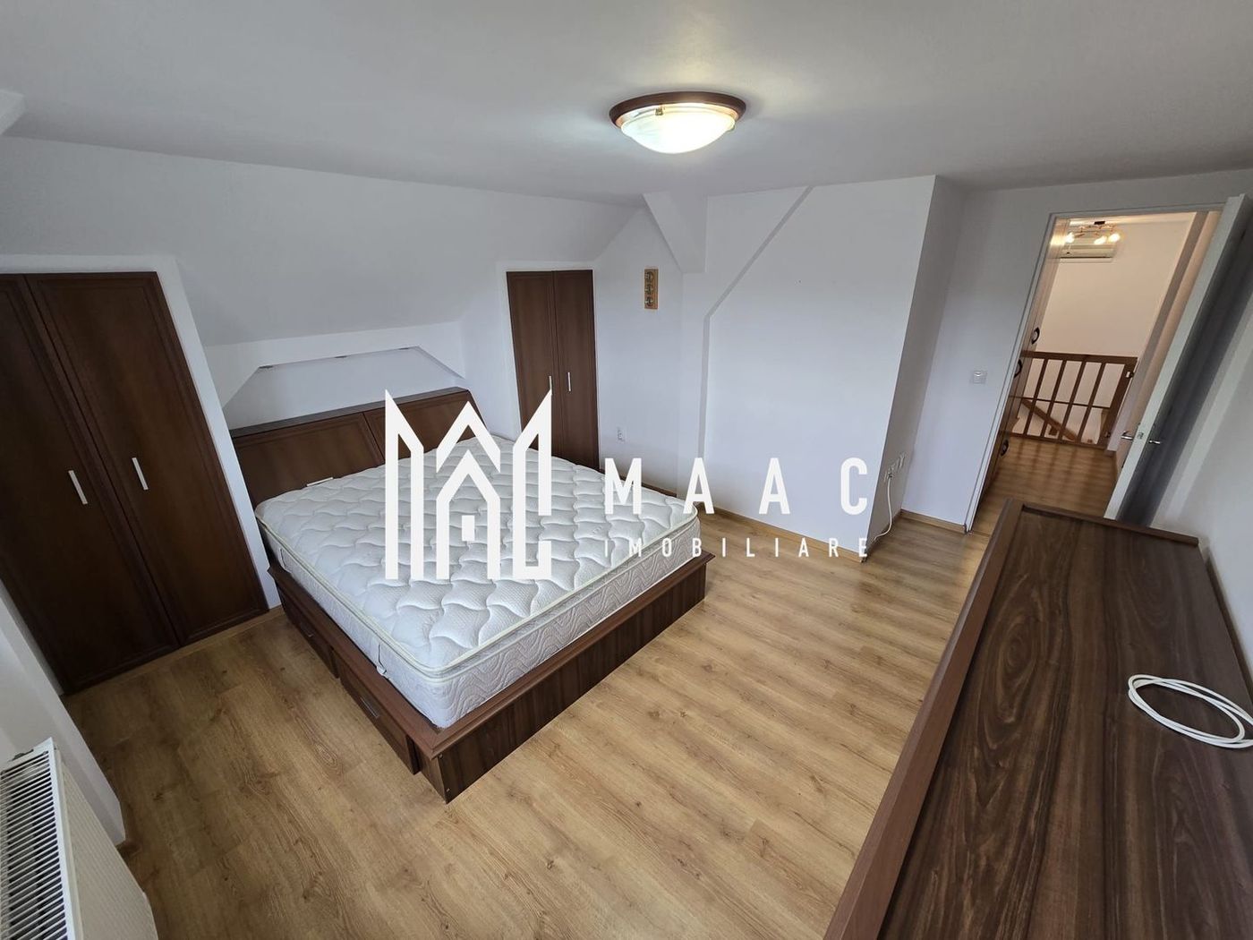 Apartament 3 camere decomandate 2 bai etaj 3 Zona Terezian