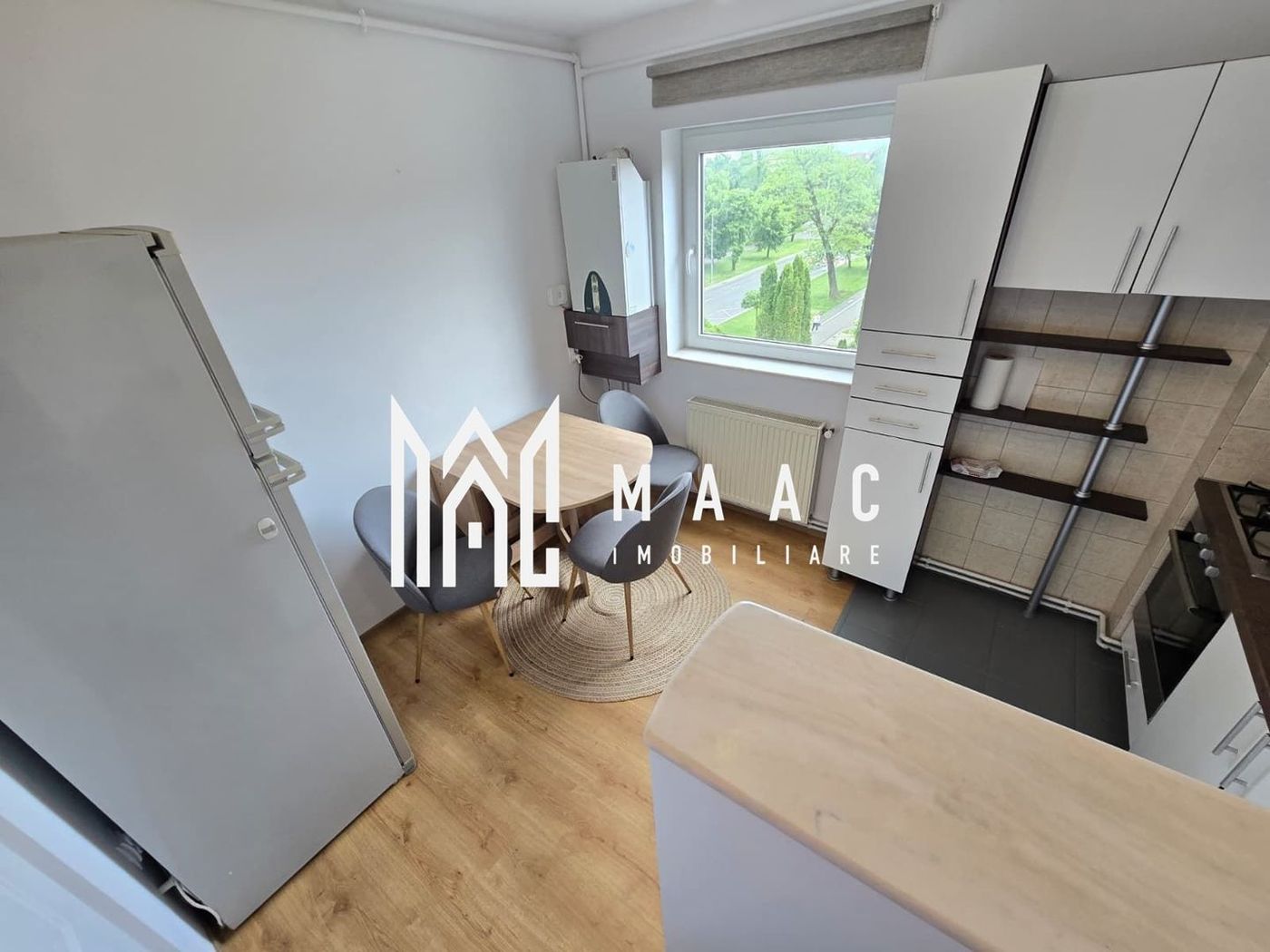 Apartament 3 camere decomandate 2 bai etaj 3 Zona Terezian