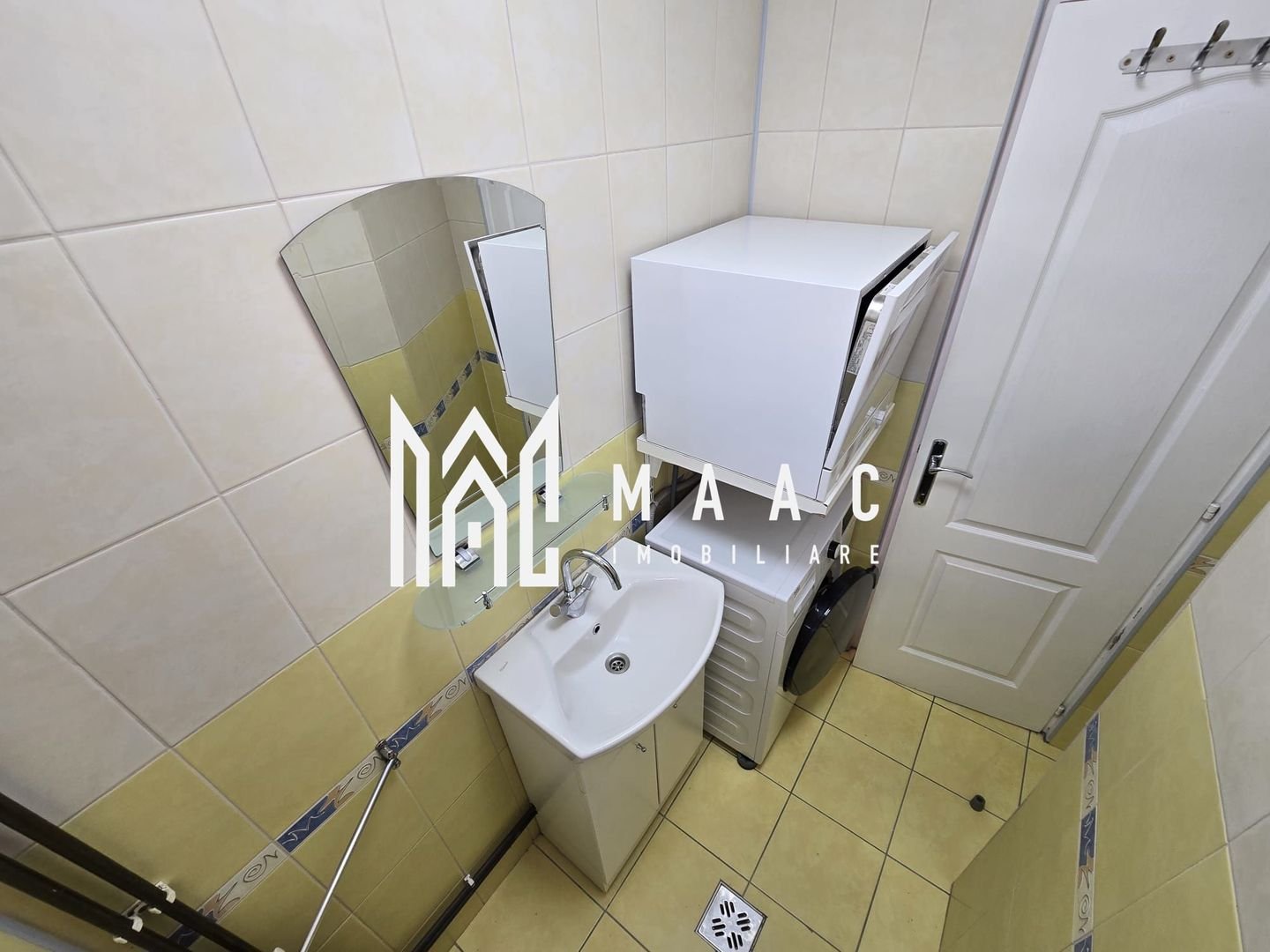 Apartament 3 camere decomandate 2 bai etaj 3 Zona Terezian