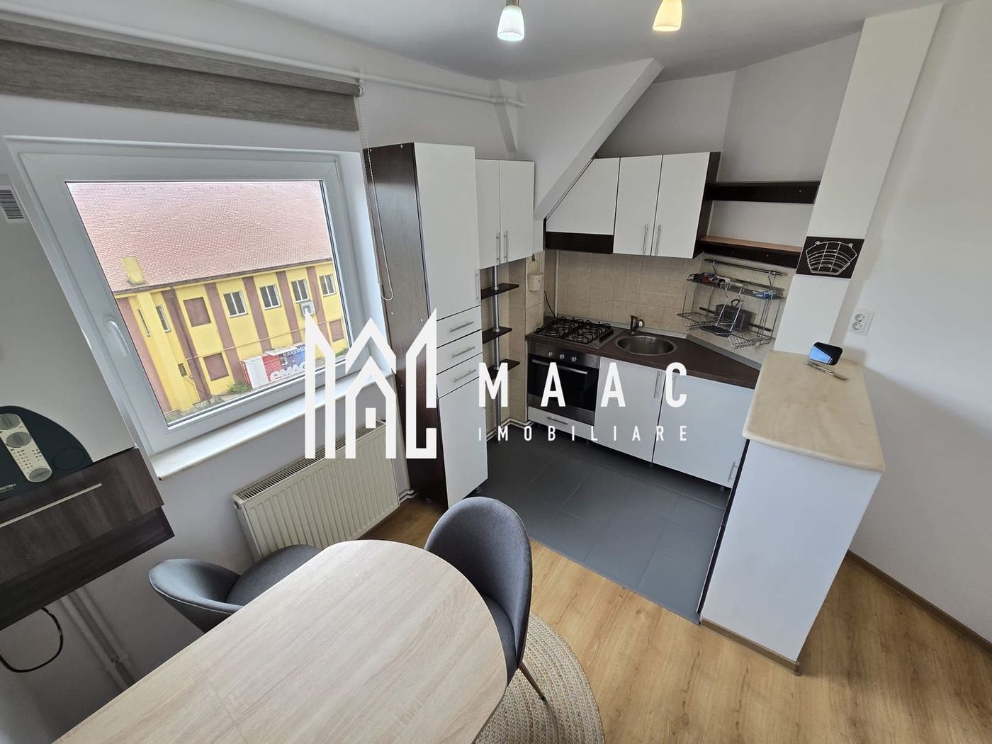Apartament 3 camere decomandate 2 bai etaj 3 Zona Terezian