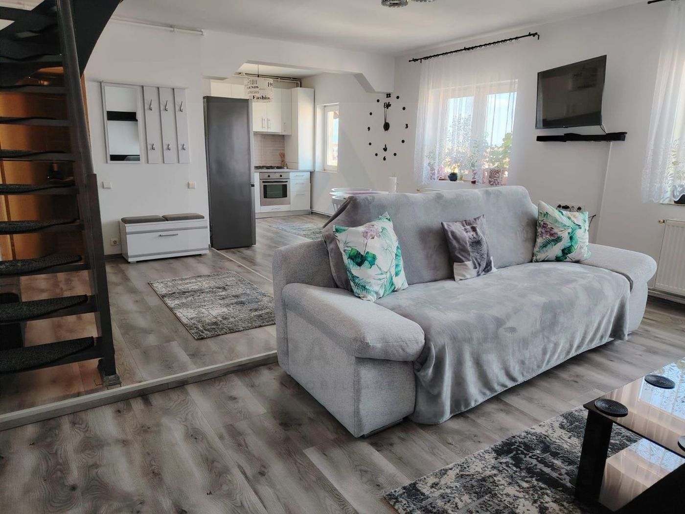 Apartament modern 3 camere 65 mp utili balcon zona Vasile Aaron