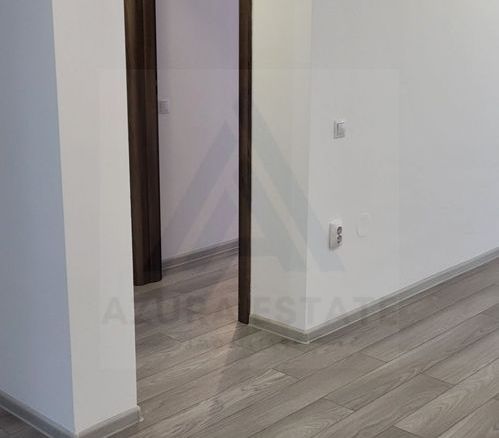 Apartament 3 camere 3 balcoane etaj 1 parcare zona Calea Cisnadiei