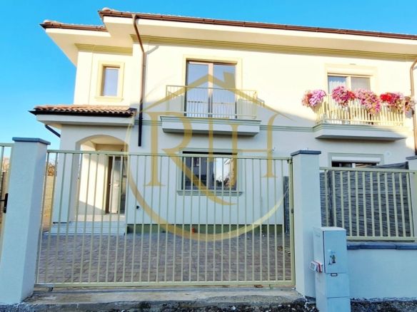 Oferim spre vanzare casa-duplex cu 4 camere si 3 bai situata in Giroc