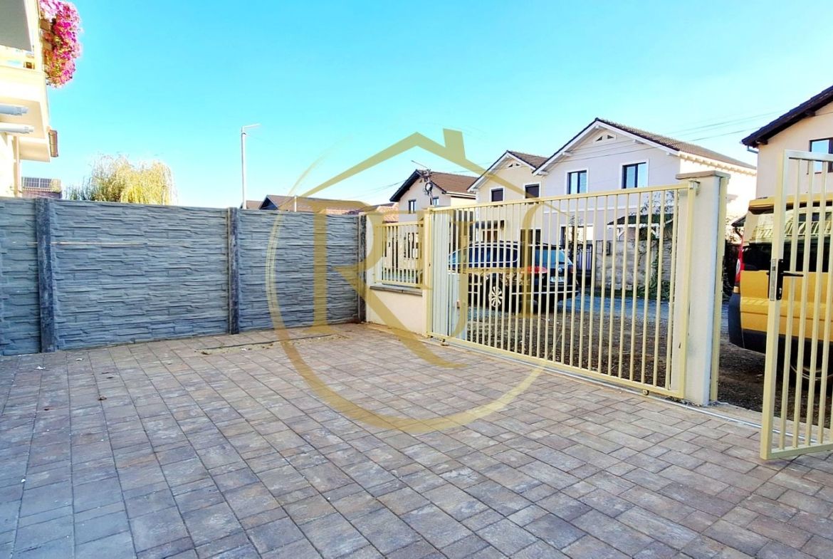 Oferim spre vanzare casa-duplex cu 4 camere si 3 bai situata in Giroc