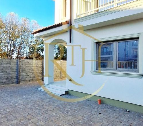 Oferim spre vanzare casa-duplex cu 4 camere si 3 bai situata in Giroc