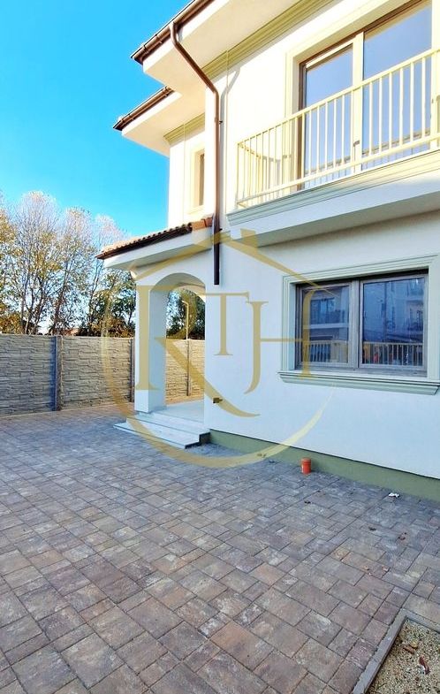 Oferim spre vanzare casa-duplex cu 4 camere si 3 bai situata in Giroc