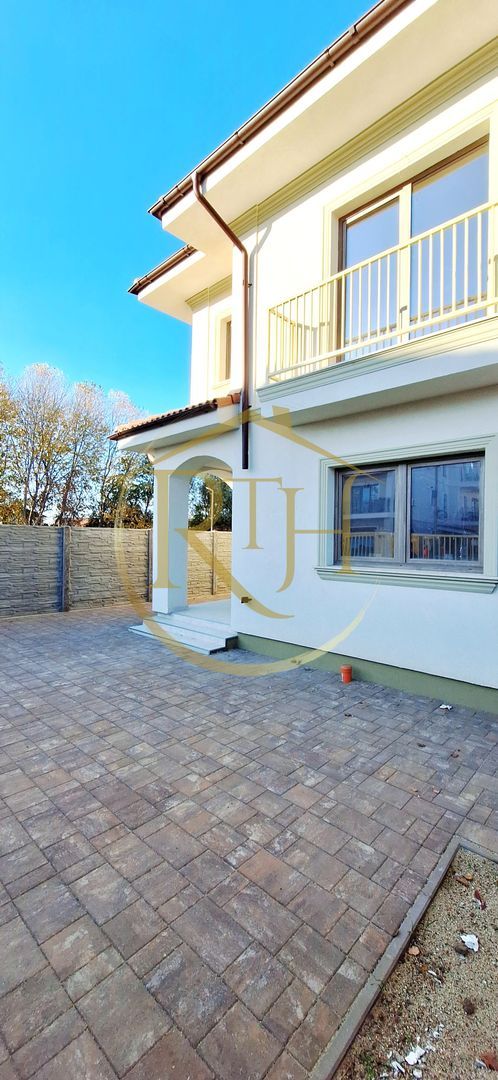 Oferim spre vanzare casa-duplex cu 4 camere si 3 bai situata in Giroc