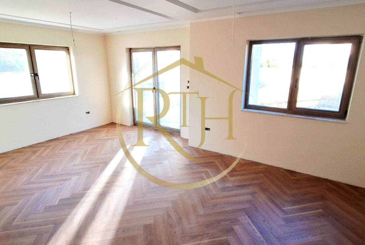 Oferim spre vanzare casa-duplex cu 4 camere si 3 bai situata in Giroc
