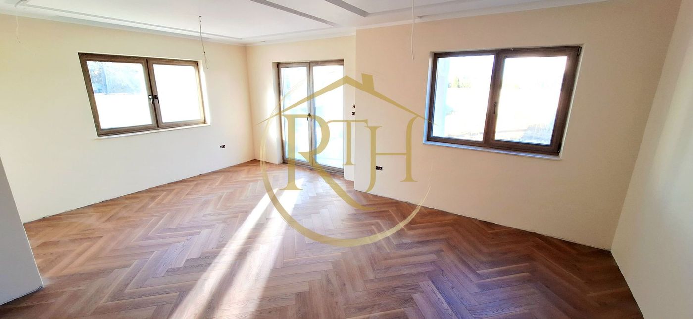 Oferim spre vanzare casa-duplex cu 4 camere si 3 bai situata in Giroc