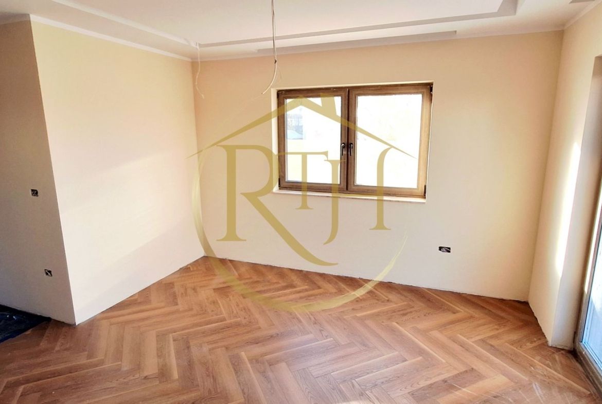 Oferim spre vanzare casa-duplex cu 4 camere si 3 bai situata in Giroc