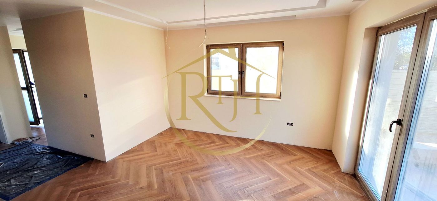 Oferim spre vanzare casa-duplex cu 4 camere si 3 bai situata in Giroc