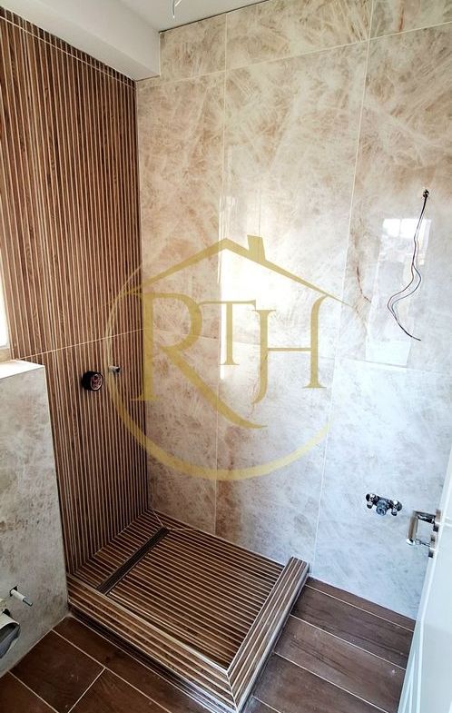 Oferim spre vanzare casa-duplex cu 4 camere si 3 bai situata in Giroc