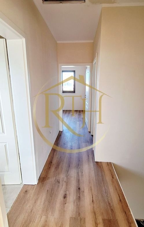 Oferim spre vanzare casa-duplex cu 4 camere si 3 bai situata in Giroc