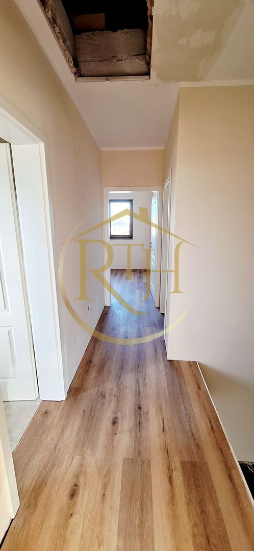 Oferim spre vanzare casa-duplex cu 4 camere si 3 bai situata in Giroc