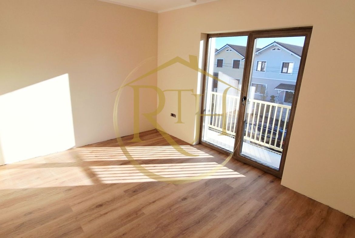 Oferim spre vanzare casa-duplex cu 4 camere si 3 bai situata in Giroc