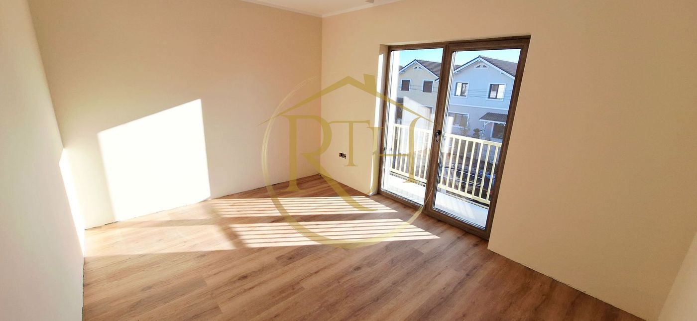Oferim spre vanzare casa-duplex cu 4 camere si 3 bai situata in Giroc