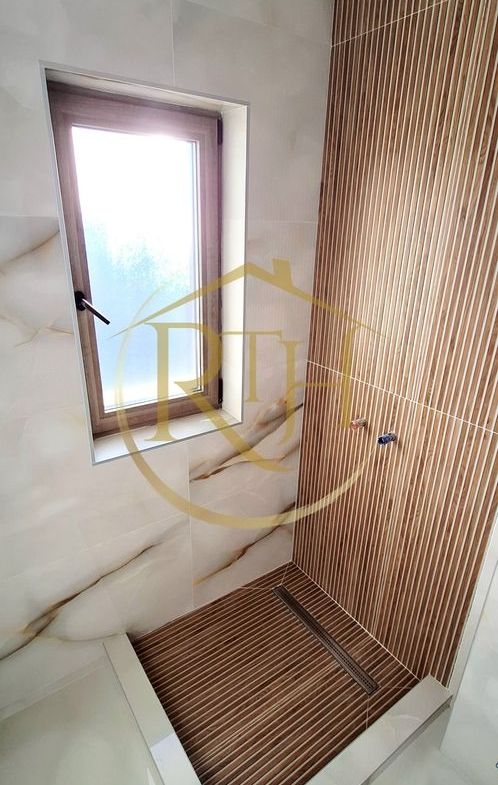 Oferim spre vanzare casa-duplex cu 4 camere si 3 bai situata in Giroc