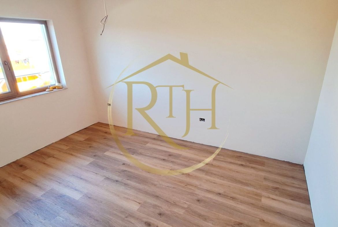 Oferim spre vanzare casa-duplex cu 4 camere si 3 bai situata in Giroc