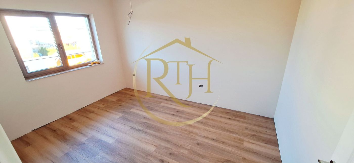 Oferim spre vanzare casa-duplex cu 4 camere si 3 bai situata in Giroc