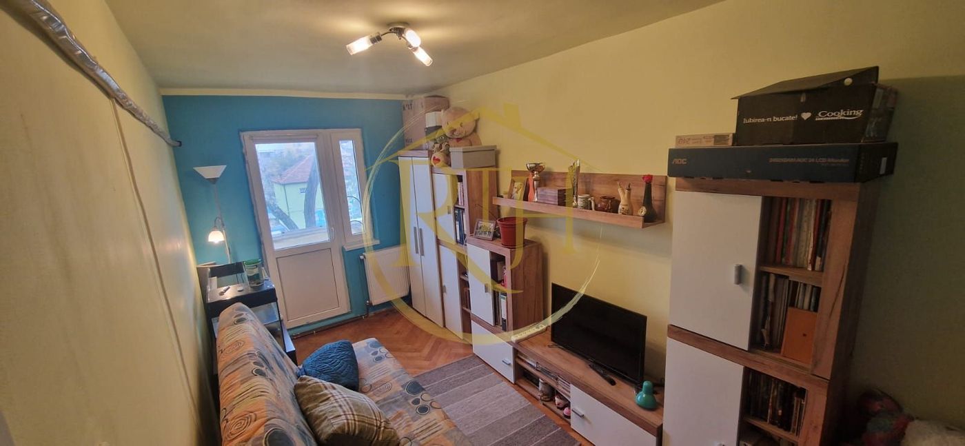 Vand apartament cu 4 camere in zona spitalul judetean,comision ,,0”