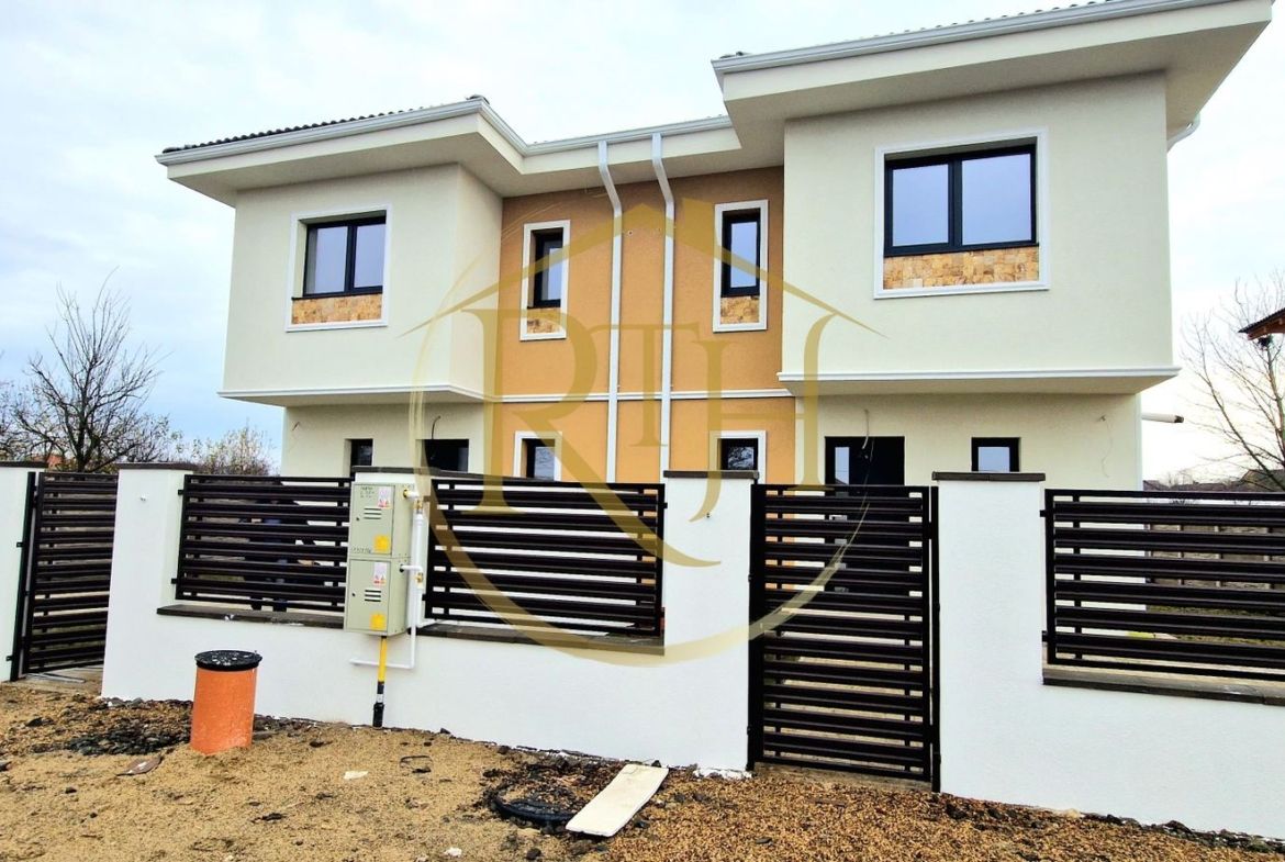 Duplex de vanzare cu 4 camere,2 bai,250 mp teren-Mosnita Veche zona Centrala.