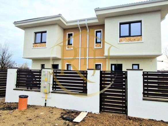 Duplex de vanzare cu 4 camere,2 bai,250 mp teren-Mosnita Veche zona Centrala.