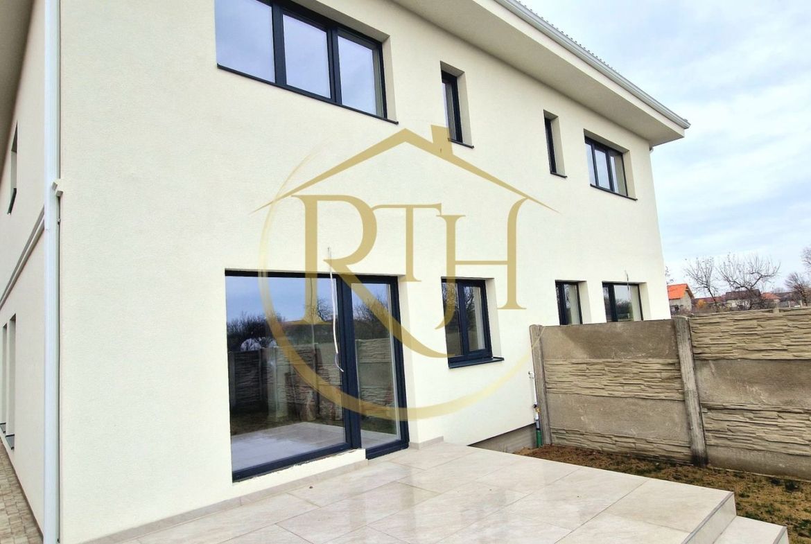 Duplex de vanzare cu 4 camere,2 bai,250 mp teren-Mosnita Veche zona Centrala.