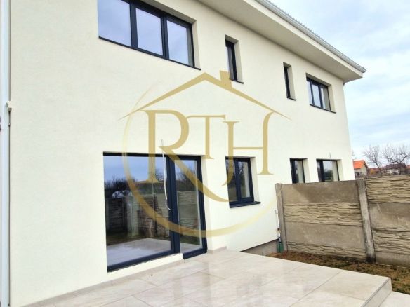 Duplex de vanzare cu 4 camere,2 bai,250 mp teren-Mosnita Veche zona Centrala.