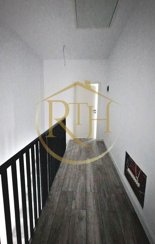 Duplex de vanzare cu 4 camere,2 bai,250 mp teren-Mosnita Veche zona Centrala.