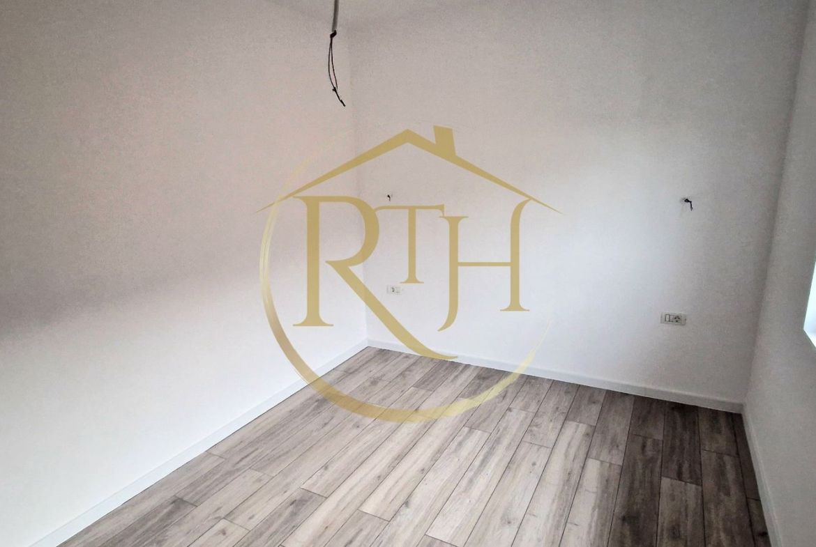 Duplex de vanzare cu 4 camere,2 bai,250 mp teren-Mosnita Veche zona Centrala.
