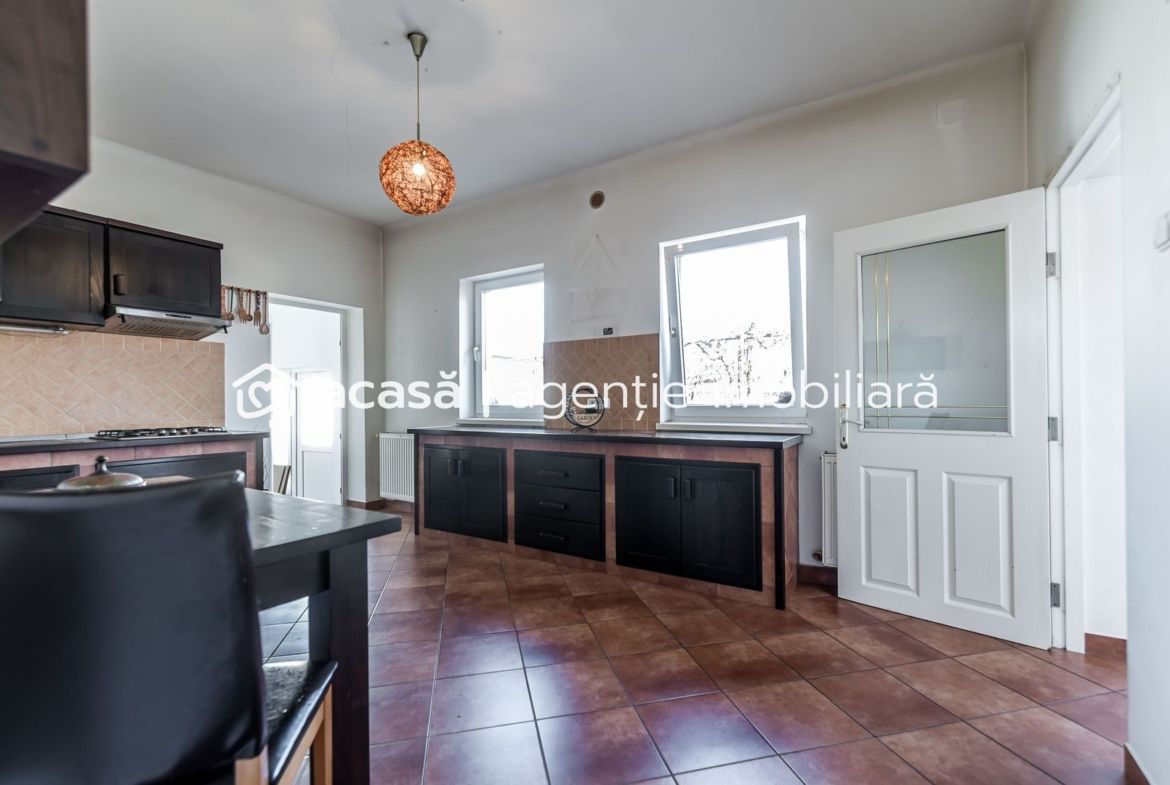 Casa ideală pentru familie: școală la 3 min + anexă pentru bunici