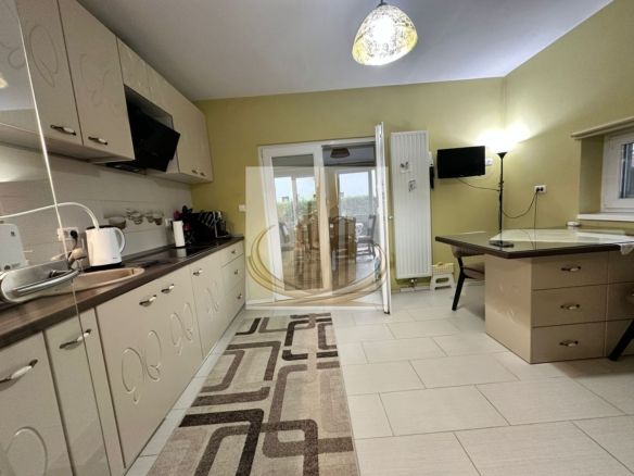 Casă premium cu panouri solare, stație EV, anexă locuibilă și grădină