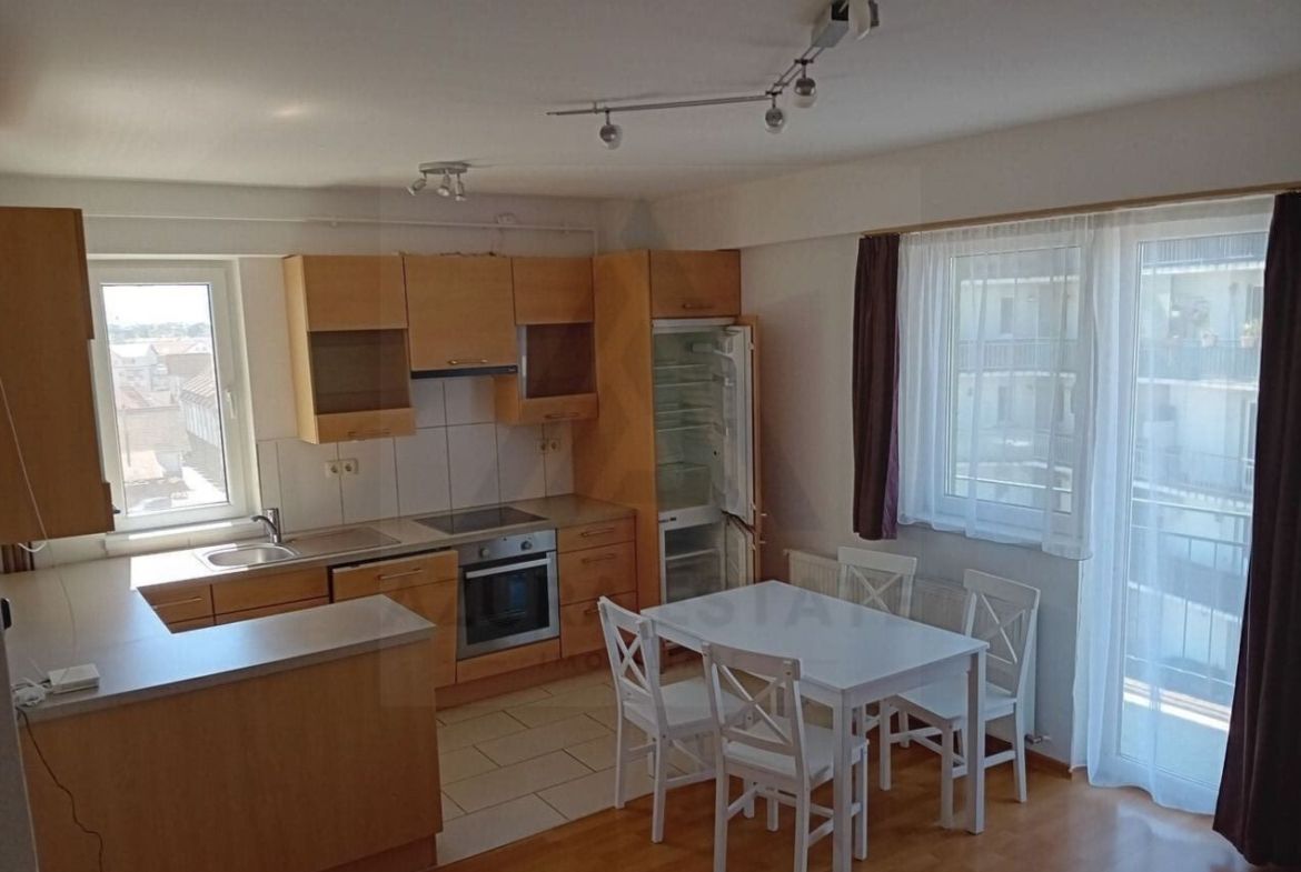 Apartament 3 camere balcon 5 mp si parcare privata zona Turnisor