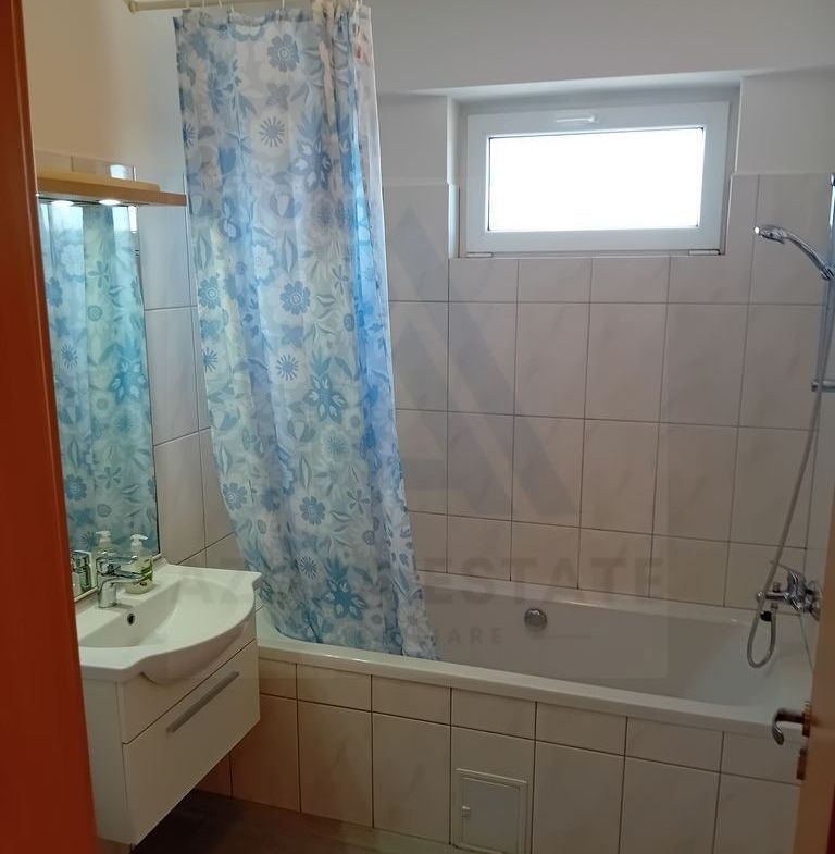 Apartament 3 camere balcon 5 mp si parcare privata zona Turnisor