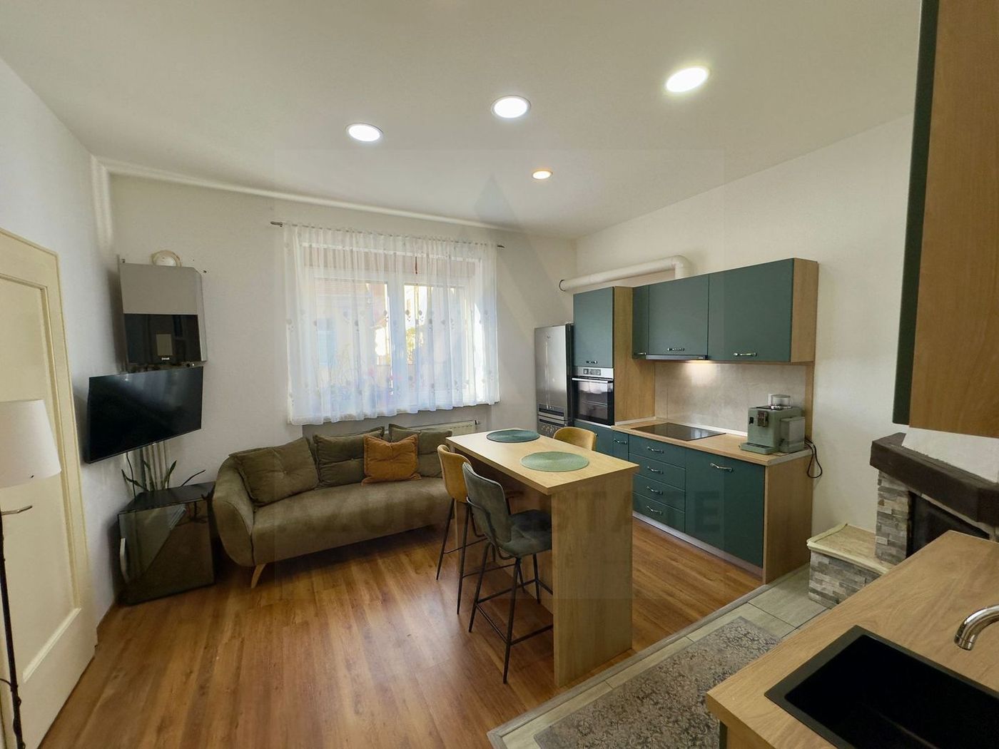 Apartament la casa 76 mp utili terasa curte si pivnita zona Lupeni