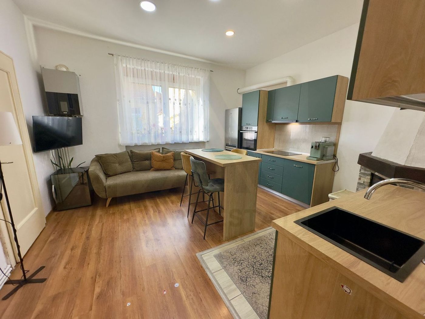 Apartament la casa 76 mp utili terasa curte si pivnita zona Lupeni