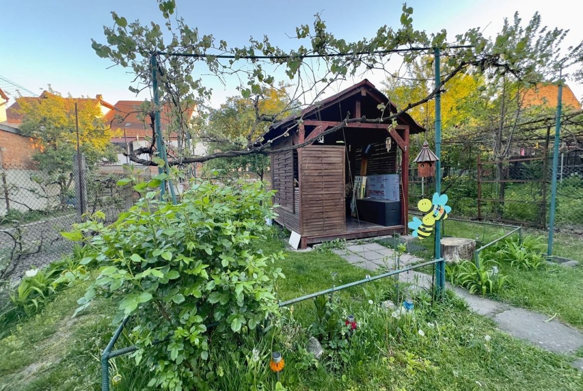 Apartament la casa 76 mp utili terasa curte si pivnita zona Lupeni