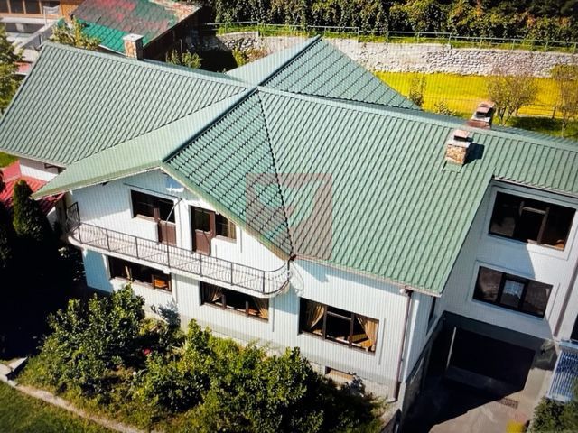 O proprietate de exceptie la Corbi, 18 ha, izvor, lac, pastravarie