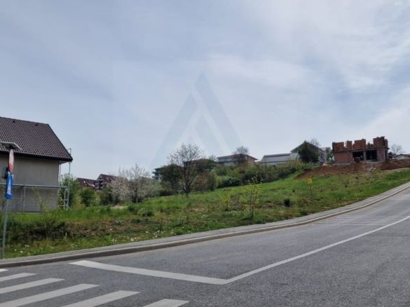 Teren intravilan 517 mp cu utiliati la drum principal in zona Tilisca
