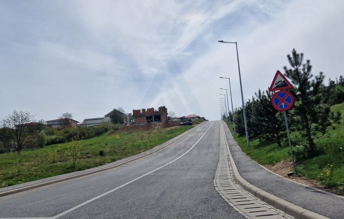 Teren intravilan 517 mp cu utiliati la drum principal in zona Tilisca