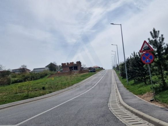 Teren intravilan 517 mp cu utiliati la drum principal in zona Tilisca