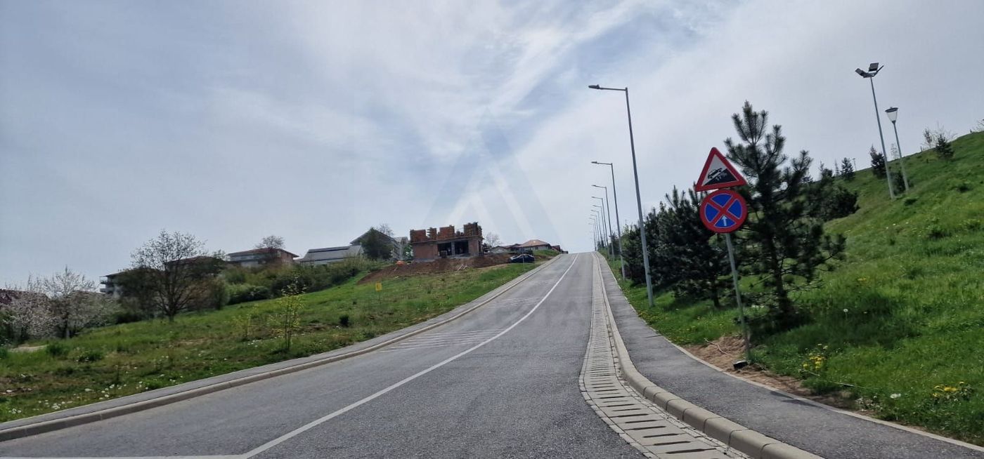 Teren intravilan 517 mp cu utiliati la drum principal in zona Tilisca